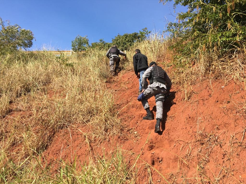 A equipe acompanhou um percurso de 3 km de fuga do autor até alcançá-lo no viaduto da BR 262.  Força Tática PM/Rádio Caçula.