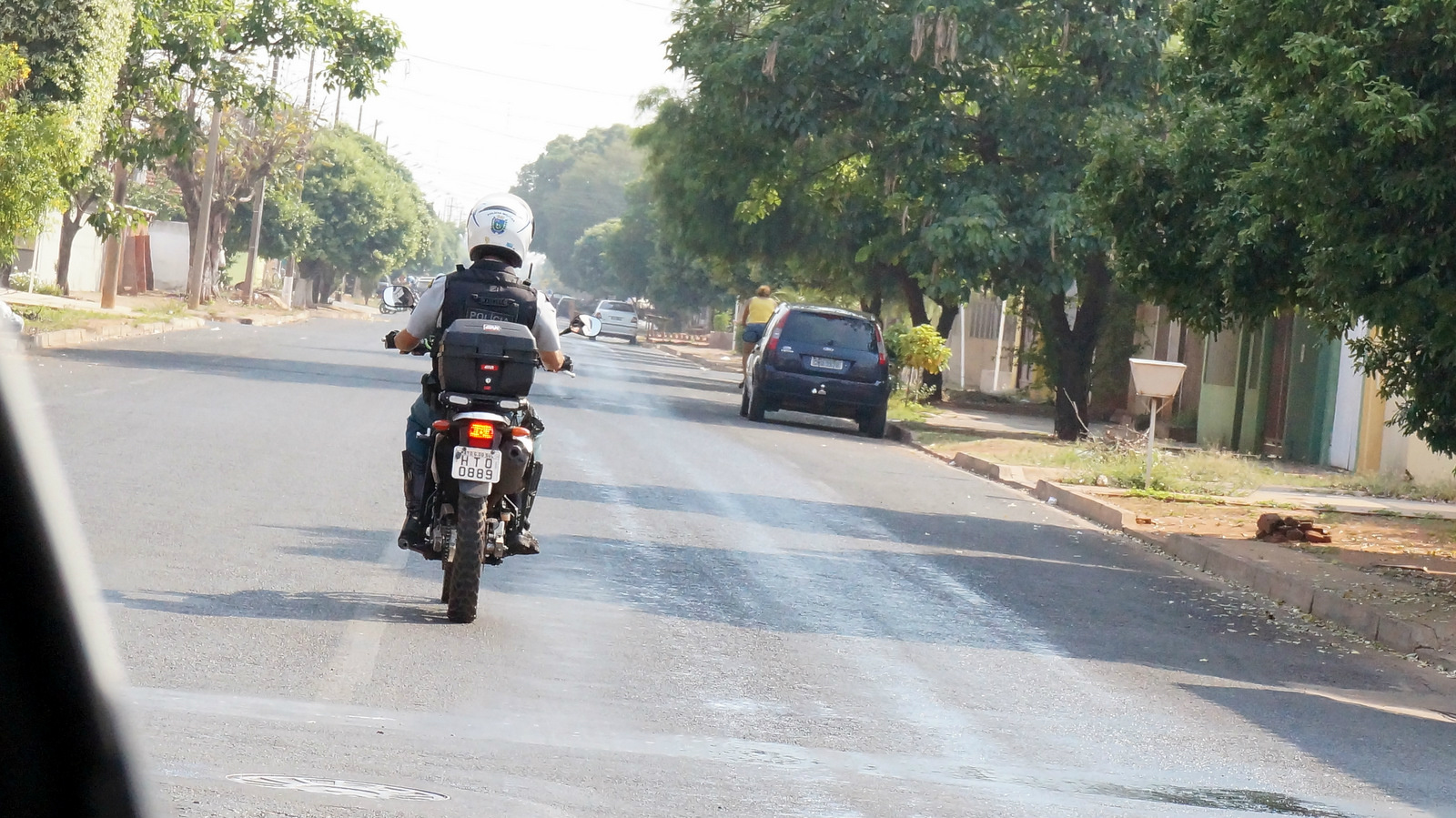 O Pelotão de Trânsito estava orientando os motoristas sobre o óleo espalhado na pista. Foto: Rádio Caçula