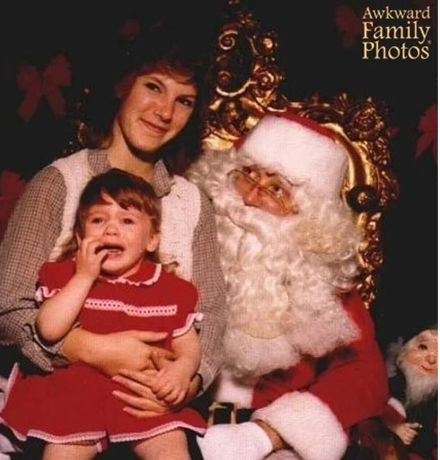 Garota não parecia muito feliz ao sentar no colo do Papai Noel (Foto: Divulgação/Awkward Family Photos)