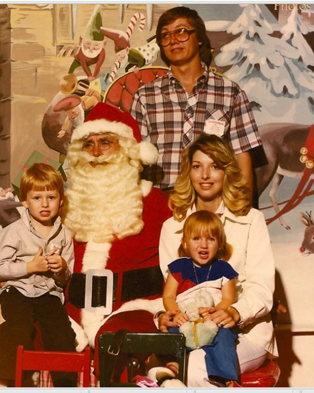 Além do choro da menina, homem ao fundo foi fotografado com expressão curiosa (Foto: Divulgação/Awkward Family Photos)