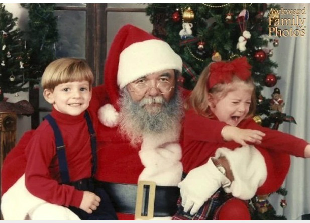 Menina tenta 'fugir' dos braços do Papai Noel indisposto (Foto: Divulgação/Awkward Family Photos)