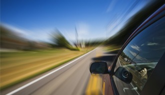 Aprovada a a suspensão imediata do direito de dirigir e a apreensão do documento de habilitação do motorista flagrado em velocidade superior em mais de 50% da máxima permitida para a via. Foto: Ilustração.