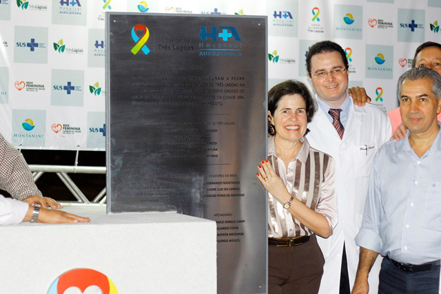 Prefeita Márcia Moura, Dr. Bruno Andraus Filardi (ICTL), governador Reinaldo Azambuja ao lado da placa fixada na pedra fundamental da nova sede do Instituto do Câncer. Foto: Assessoria de imprensa