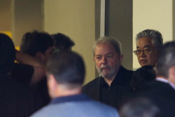 O ex-presidente Luiz Inácio Lula da Silva é visto chegando ao Velório de sua esposa, Marisa Letícia da Silva, realizado no Sindicato dos Metalúrgicos de São Bernardo do Campo, berço do Partido dos Trabalhadores, no ABC Paulista, na manhã deste sábado (4). (Foto: Tiago Queiroz / Estadão)
