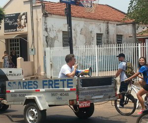 Apresentador pegou moradores de surpresa (Foto: Divulgação)