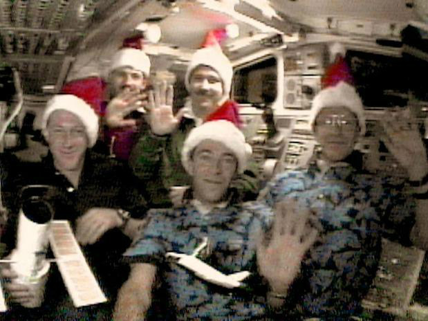 Foto: ReproduçãoTripulação do ônibus espacial Discovery comemorou o Natal de 1999 com gorros de Papai Noel