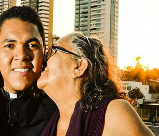 Padre Rosalino não teria superado a morte da mãe, ocorrida há 3 anos - Foto: Facebook/Reprodução