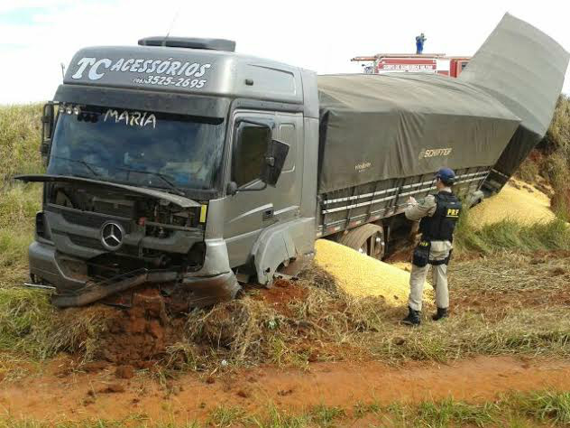 Foto: Bruno Henrique / Correio do EstadoO veículo Fiesta invadiu a pista contrária e colidiu de frente com a carreta