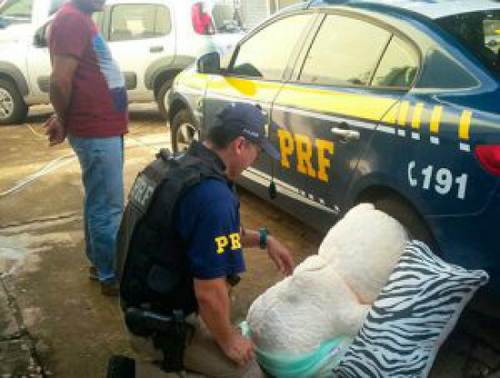 PRF encontrou 8,6 kg de cocaína dentro de travesseiro e urso de pelúcia (Divulgação/PRF