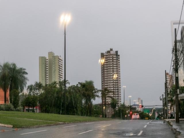 Capital amanheceu com céu nublado e chuvisco. (Foto: Henrique Kawaminami)