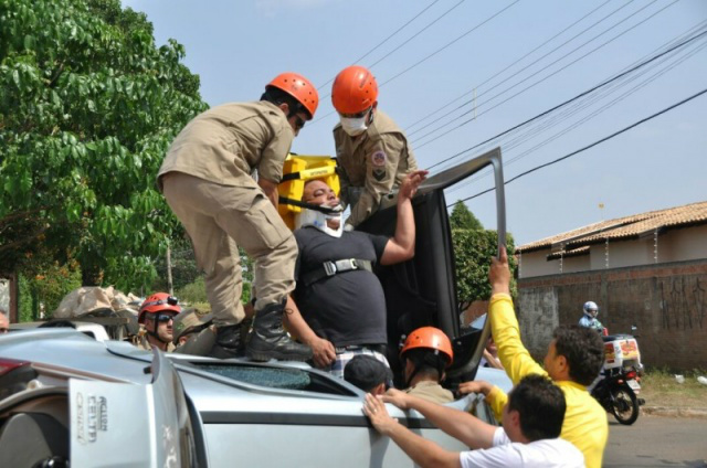 Sentindo dor, motorista não conseguiu sair do veículo e foi retirado somente depois da chegada do resgate. (Foto: Marcelo Calazans)