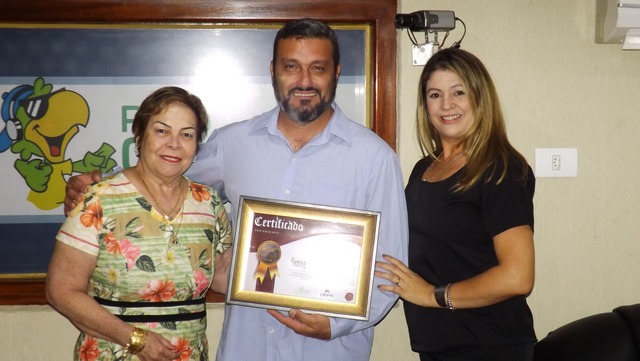 Magnólia e Ricardo Cecchino, proprietários da Samag Shopping dos Tecidos, e Toninha Campos após entrevista sobre o prêmio Destaque 2019 ganho pela loja. Foto: Rádio Caçula.  