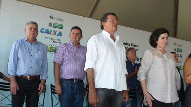 No palanque os Deputados Estaduais Angelo Guerreiro e Eduardo Rocha e o Presidente da Câmara Municipal Jorginho do Gás tiveram destaque no fundo.