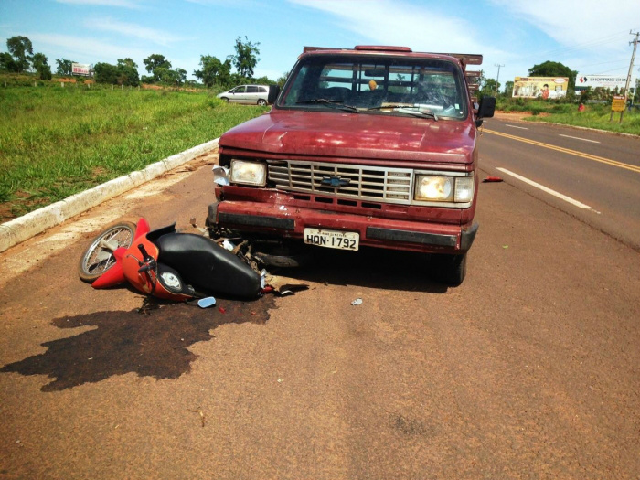 Motocicleta foi atingida na traseira por caminhonete - Foto: Rodrigo dos Santos / Rádio90FM