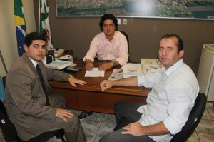 Marcus Douglas com Léo Mattos (centro) e o vereador afastado Adriano José Silvério, que também está preso (Foto: Divulgação)