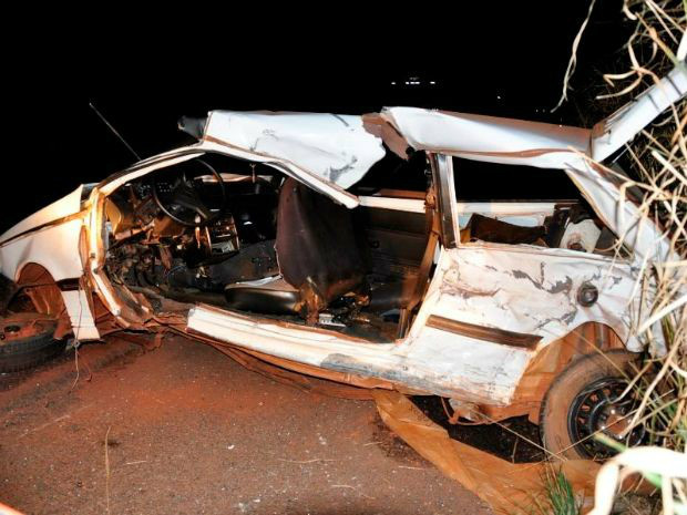 Carro de passeio dirigido pela vítima ficou destruído (Foto: Márcio Rogério/ Nova News)