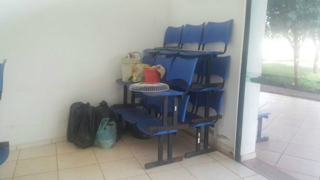 cadeiras com pés enferrujados depositados com outros materiais.