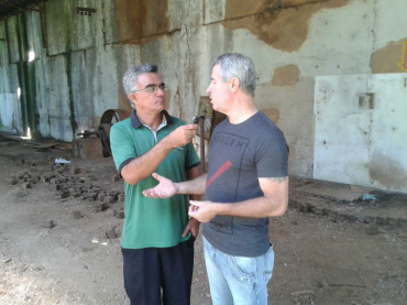 Tenente Coronel José Aparecido Moraes, concede entrevista no local ao repórter Marcio Ribeiro da Rádio Caçula. Foto: Rádio Caçula.