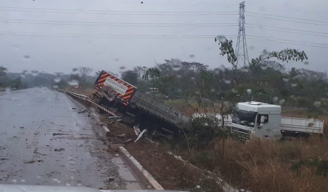 Caminhão acabou saindo da pista após a colisão - Fotos: Arquivo Pessoal / Rádio Caçula