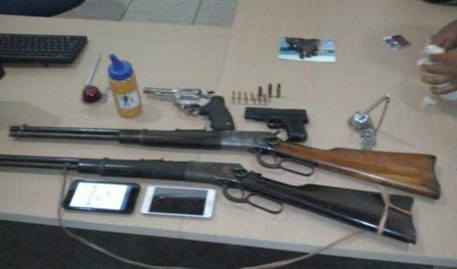 Armas foram encontradas na casa do gerente da fazenda(Foto: Dourados News)