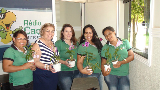 Equipe feminina da Rádio Caçula com orquídeas presenteadas por Zanin Orquídeas (Marciene, Toninha, Carol, Priscila e Suelen)