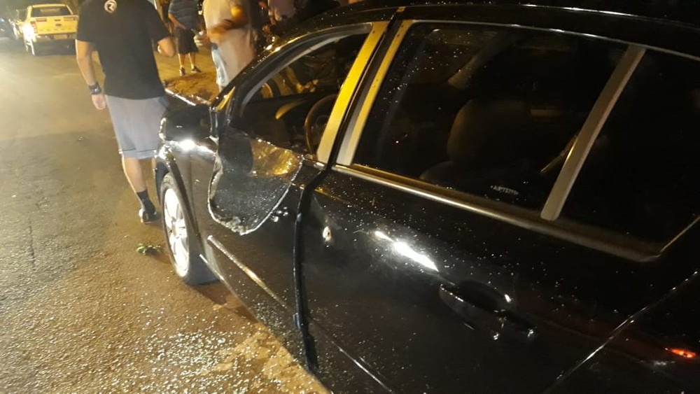 Carros estacionados na rua foram atingidos pelos tiros. Foto: Robson de Castro