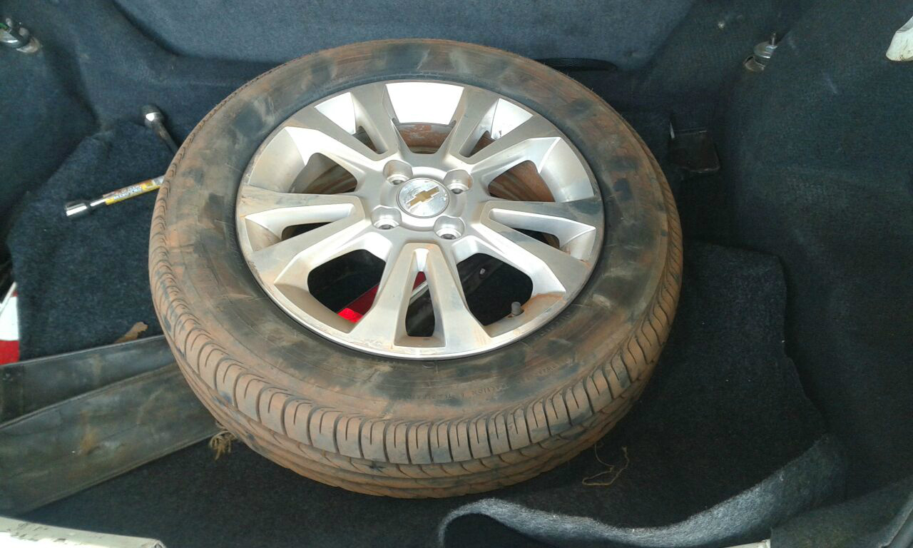 Roda do Prisma encontrada dentro do porta-malas do Corsa que servia como batedor.(Foto: Rádio Caçula)