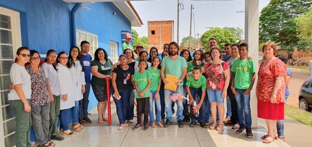 O médico Rodrigo Gatto recebeu na terça-feira uma linda homenagem de moradores de Arapuá, alunos e professores da Escola Estadual Afonso Francisco Xavier Trannin. Foto: Arapuá MS.