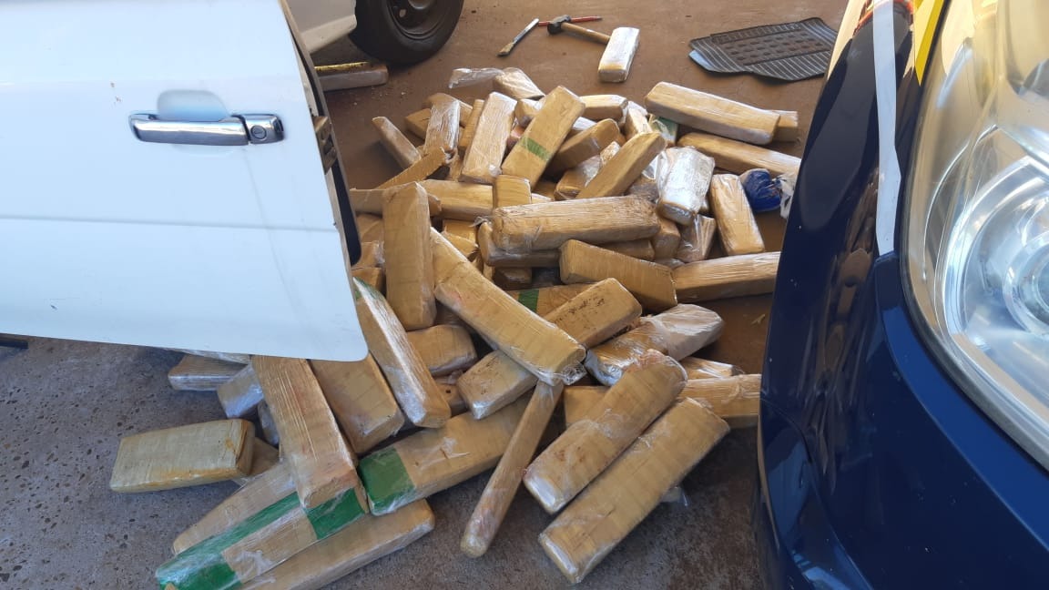 Ao todo, os policiais encontraram num veículo Gol 11 kg de maconha e 1.450 kg de skunk. Foto: PRF/Rádio Caçula.