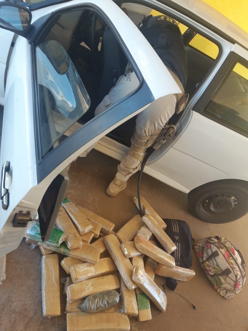 Desta vez,o flagrante alcançou um total de 113 kg de drogas, sendo 111 kg de maconha e 1.450 kg de skunk.Foto: PRF/Rádio Caçula.