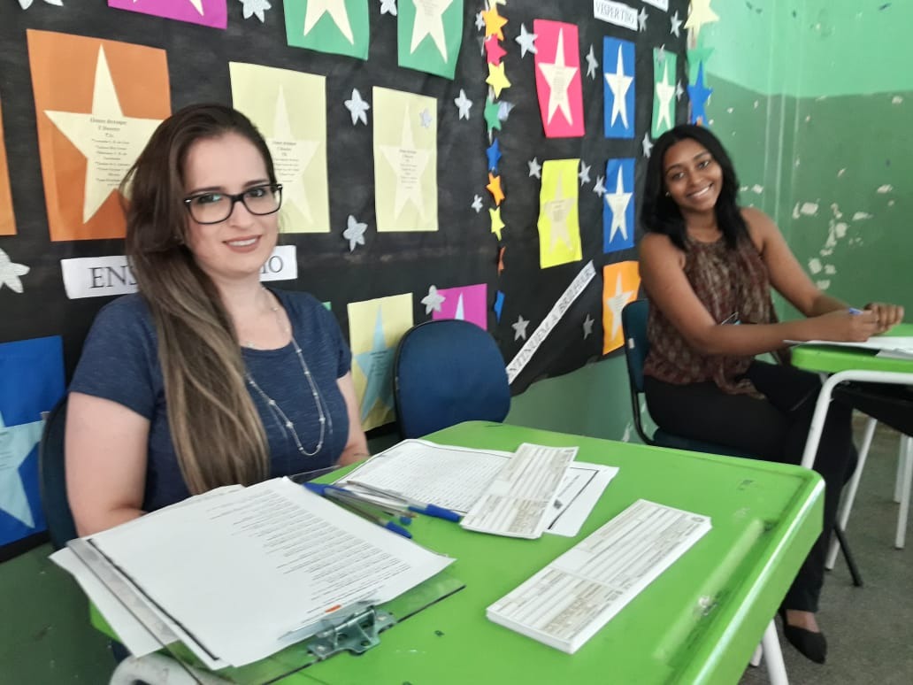 Mesárias da bancada de justificativas da escola Afonso Pena