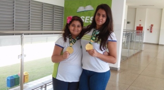 As irmãs Ana Luiza SilvaTozoni, do 3º ano do Ensino Fundamental, e Julia Vitória Silva Tozoni, do 9º ano do Ensino Fundamental,