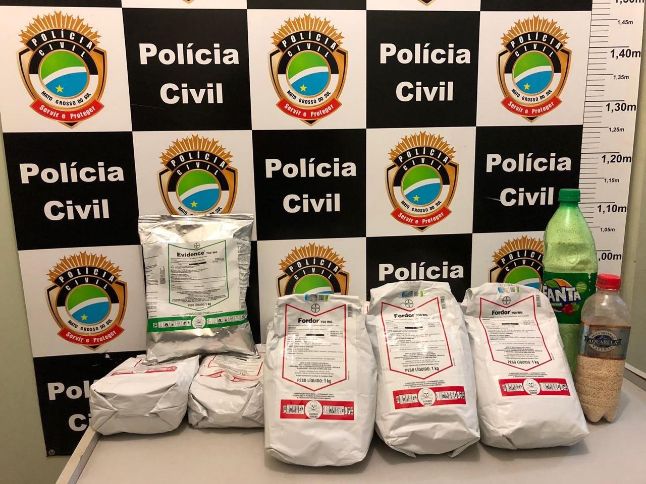 Defensivos agrícolas de origem ilícita apreendidos pela polícia. Foto Policia Civil.