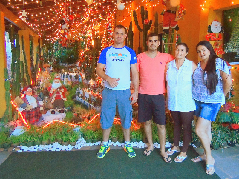 Ao lado dos filhos Dona Nair (de blusa branca), expressa uma felicidade imensa em expor a decoração natalina.Foto: Rádio Caçula