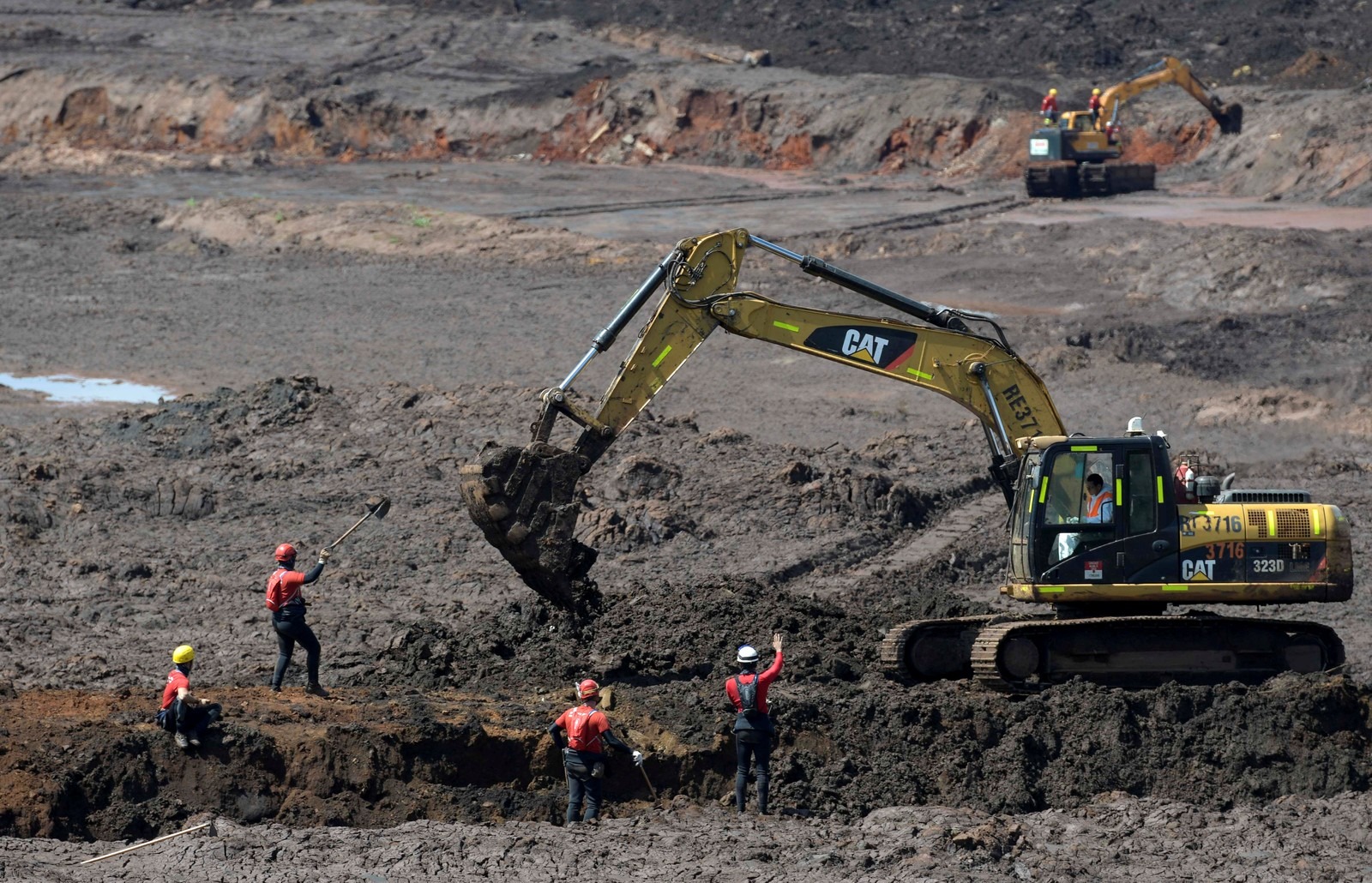 Bombeiros buscam corpos nos rejeitos da Vale em Brumadinho — Foto: Washington Alves/Reuters
