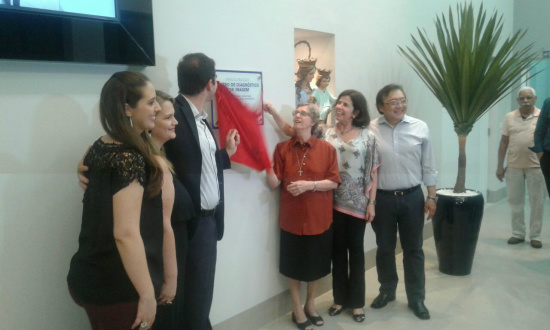 Momento em que autoridades e diretores descerraram a placa inauguração do CDI do Hospital Auxiliadora. Fotos: Marcio Ribeiro/ Rádio Caçula.
