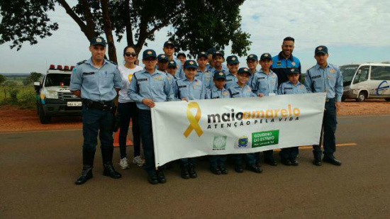 Turma do programa Patrulha Mirim durante atividade de educação no trânsito. Foto: Rádio Caçula. 