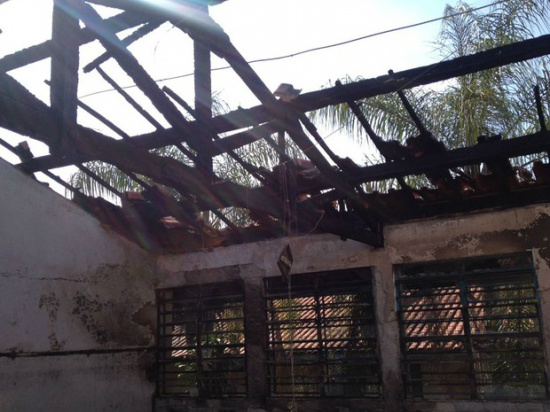 No prédio funcionam duas escolas, sendo uma municipal e a outra estadual (Foto: Valmir Custódio/G1)