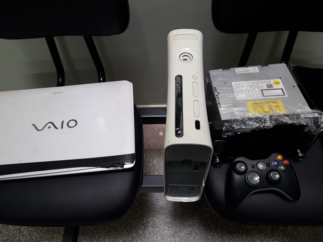 Os objetos apreendidos, vídeo games, notebook e outros eletrônicos encontram-se na sede do SIG para que prováveis vítimas de furto/roubo possam reconhecê-los. Foto: SIG/Rádio Caçula. 