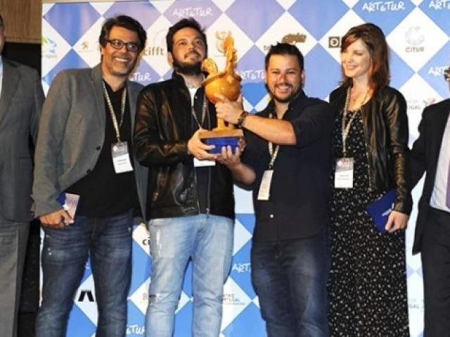 Marco Calábria e Bruno Nishino, proprietários do Estúdio Eureka Filmes, de Corumbá, ao receberem premiação junto com equipe. (Foto: Divulgação )