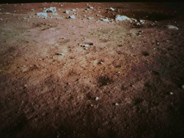 Registro feito pela sonda chinesa mostra superfície da lua.Foto: Reprodução