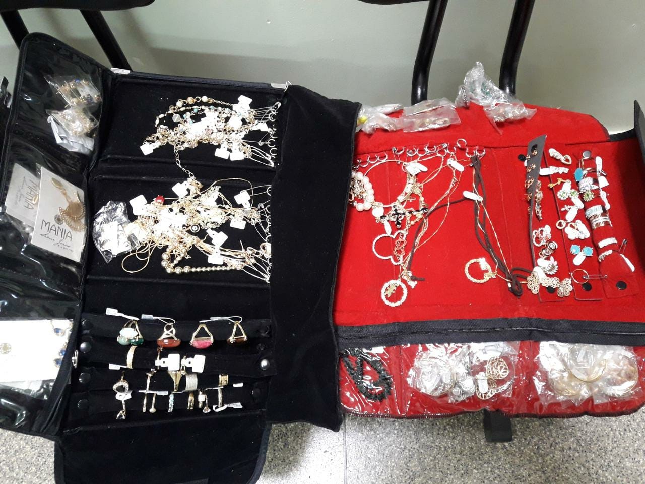 Os objetos apreendidos, vídeo games, notebook e outros eletrônicos encontram-se na sede do SIG para que prováveis vítimas de furto/roubo possam reconhecê-los. Foto: SIG/Rádio Caçula.