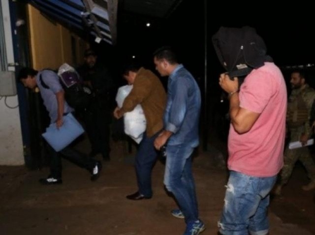 Presos na operação na chegada ao Centro de Triagem, no complexo penal da saída para Três Lagoas(Foto: Henrique Kawaminami)
