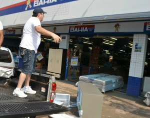 Cliente jogou a geladeira estragada em frente de loja em Ponta PorãFoto: Ponta Porã Informa