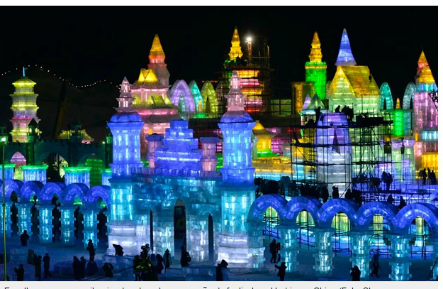 Esculturas aparecem iluminadas durante preparação de festival em Harbin, na China (Foto: Sheng Li/Reuters)