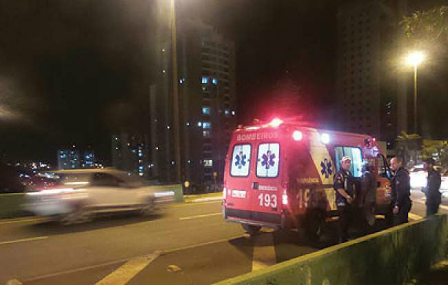 A guarnição da guarda conversava e tentava acalmar a jovem, momento em que chegaram duas viaturas dos bombeiros; (Diego Alves)