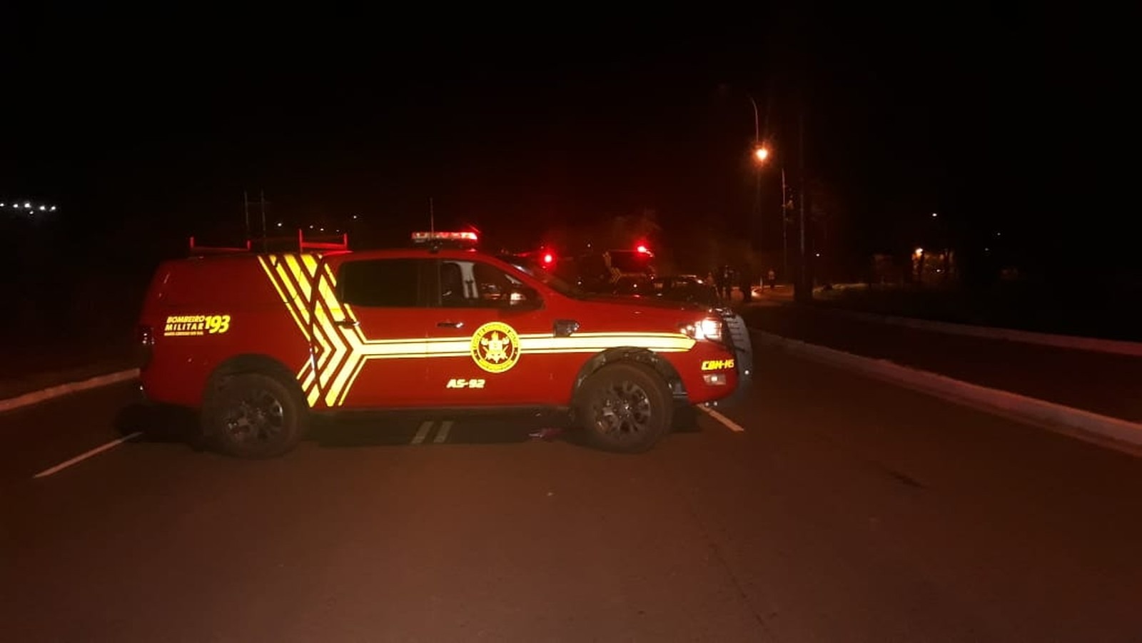 Bombeiros no local do acidente - Foto José Aparecido/ TV Morena.