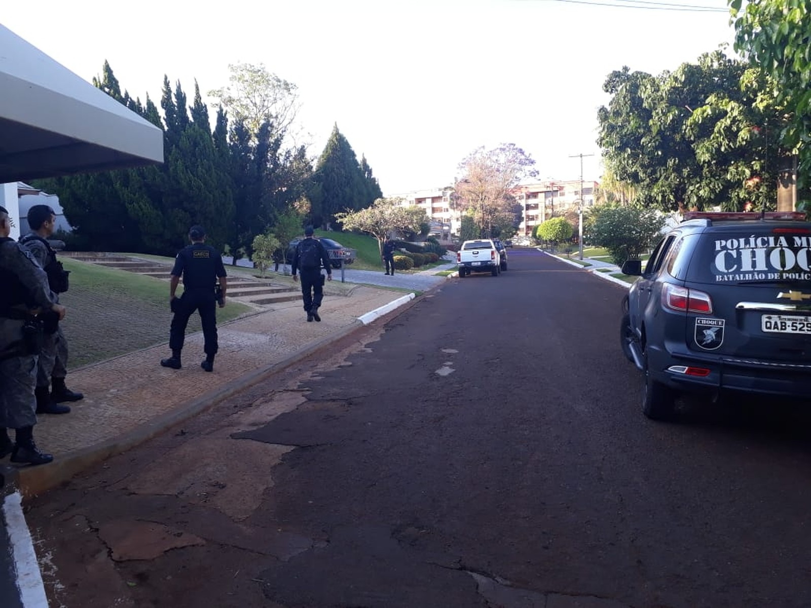 Policiais da Gaeco no condomínio dos empresários Jamil Name e Jamil Name Filho. Fotos Osvaldo Nóbrega/ TV Morena. 