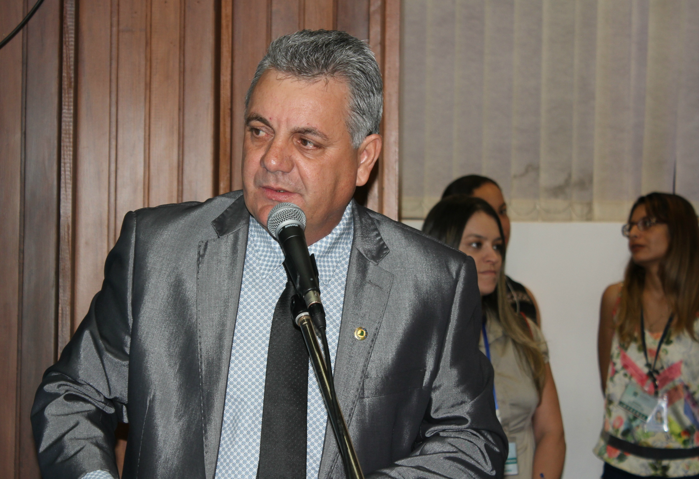 Guerreiro pede construção de academia de polícia e casas populares em Três Lagoas.