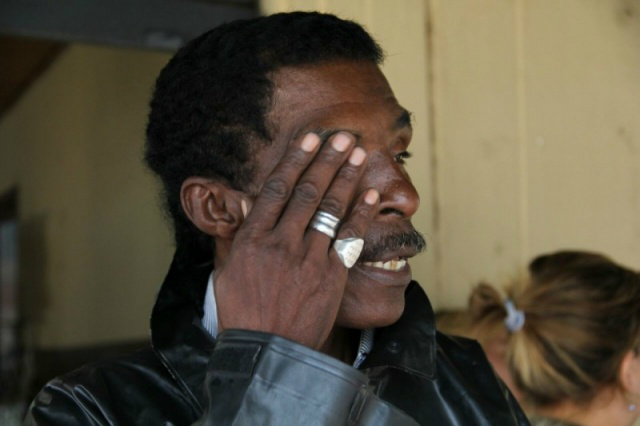 Antonio se revolta com falta de atendimento à filha que está detida (Foto: Marcos Ermínio)